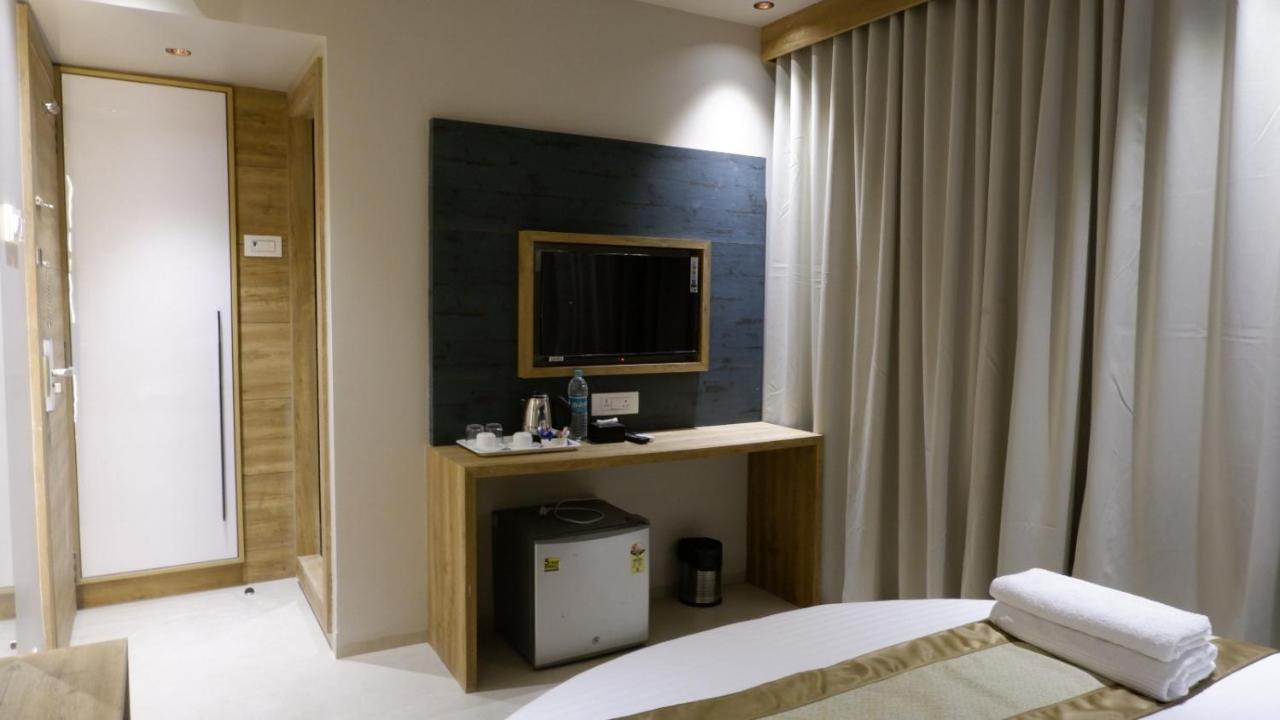 Hotel Amber Paramount Мумбаї Екстер'єр фото