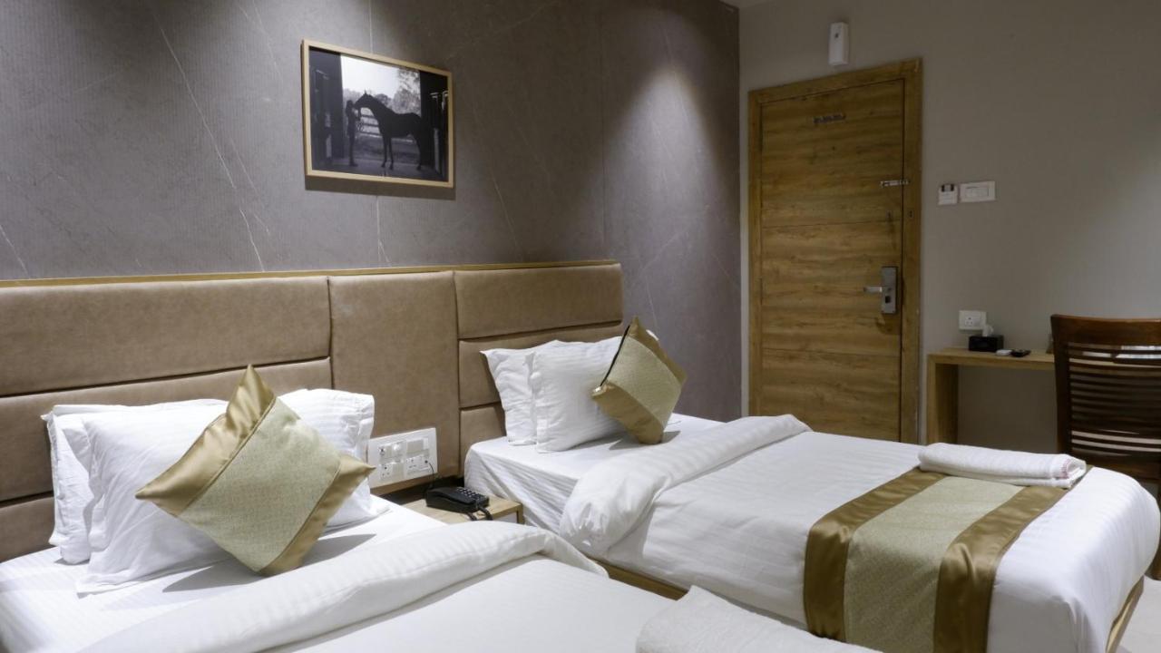 Hotel Amber Paramount Мумбаї Екстер'єр фото