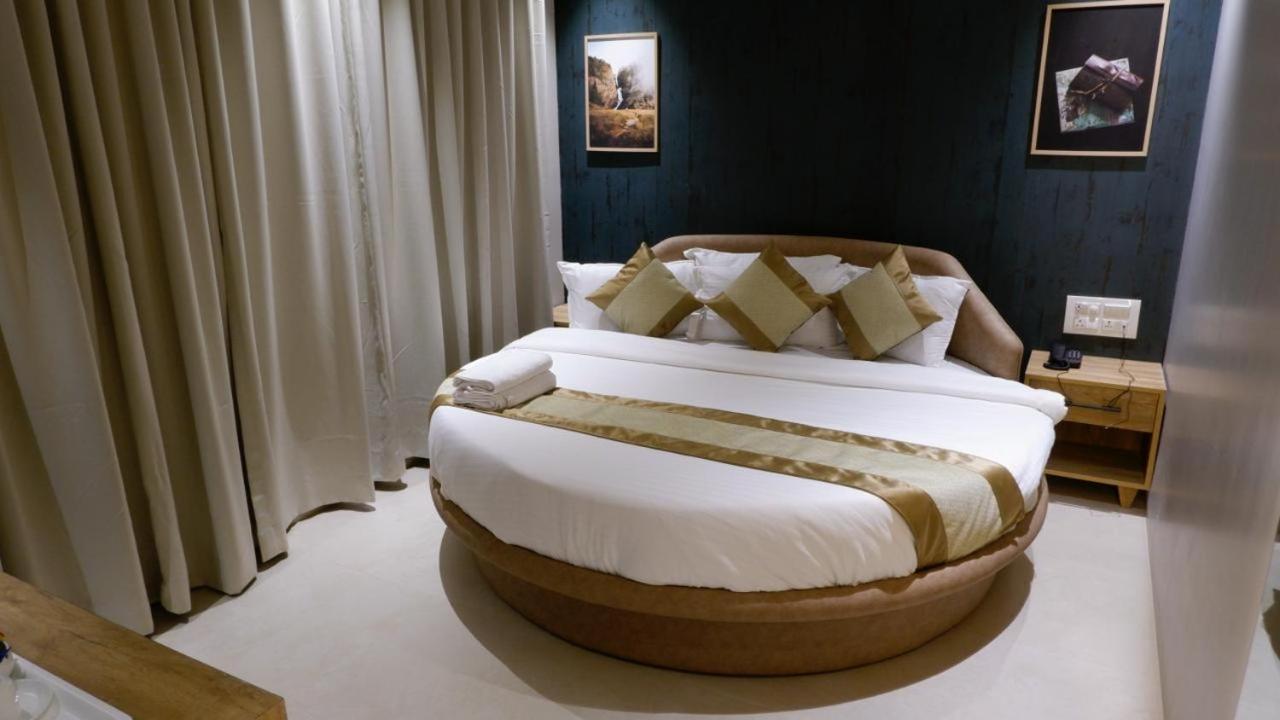 Hotel Amber Paramount Мумбаї Екстер'єр фото