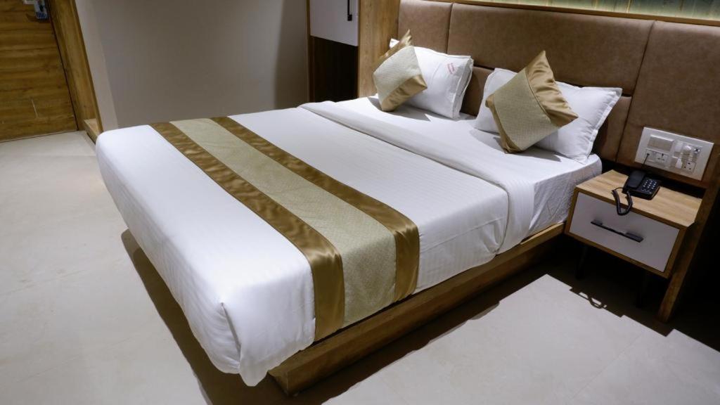 Hotel Amber Paramount Мумбаї Екстер'єр фото