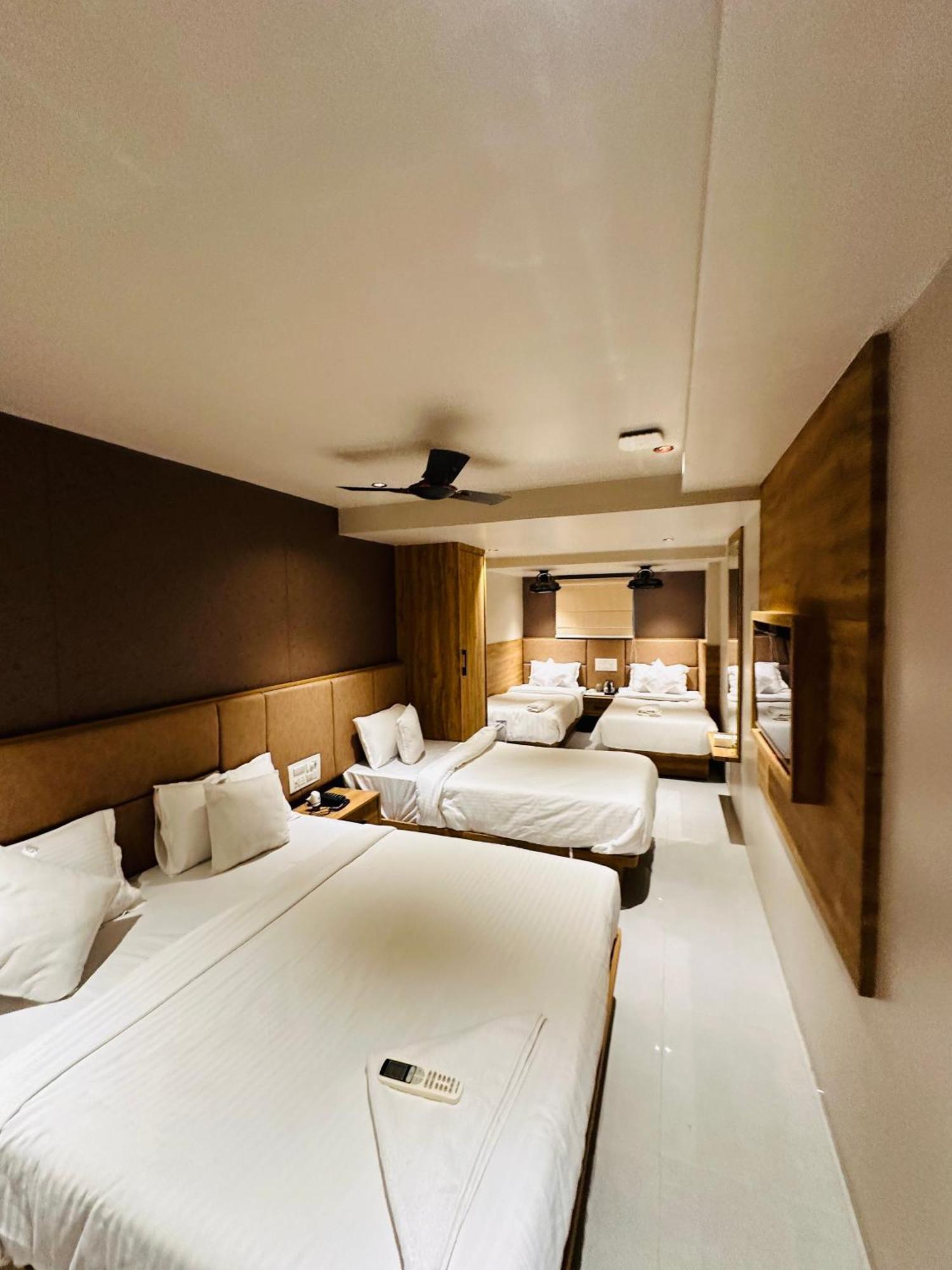 Hotel Amber Paramount Мумбаї Екстер'єр фото